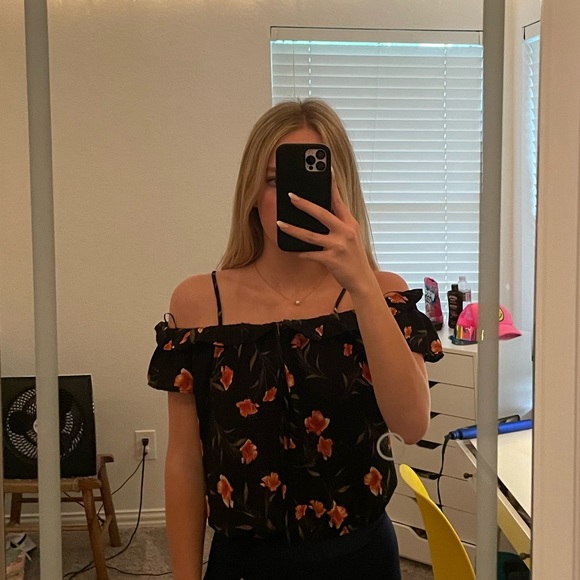 Floral Off the shoulder Shirt - Picture 2 of 3